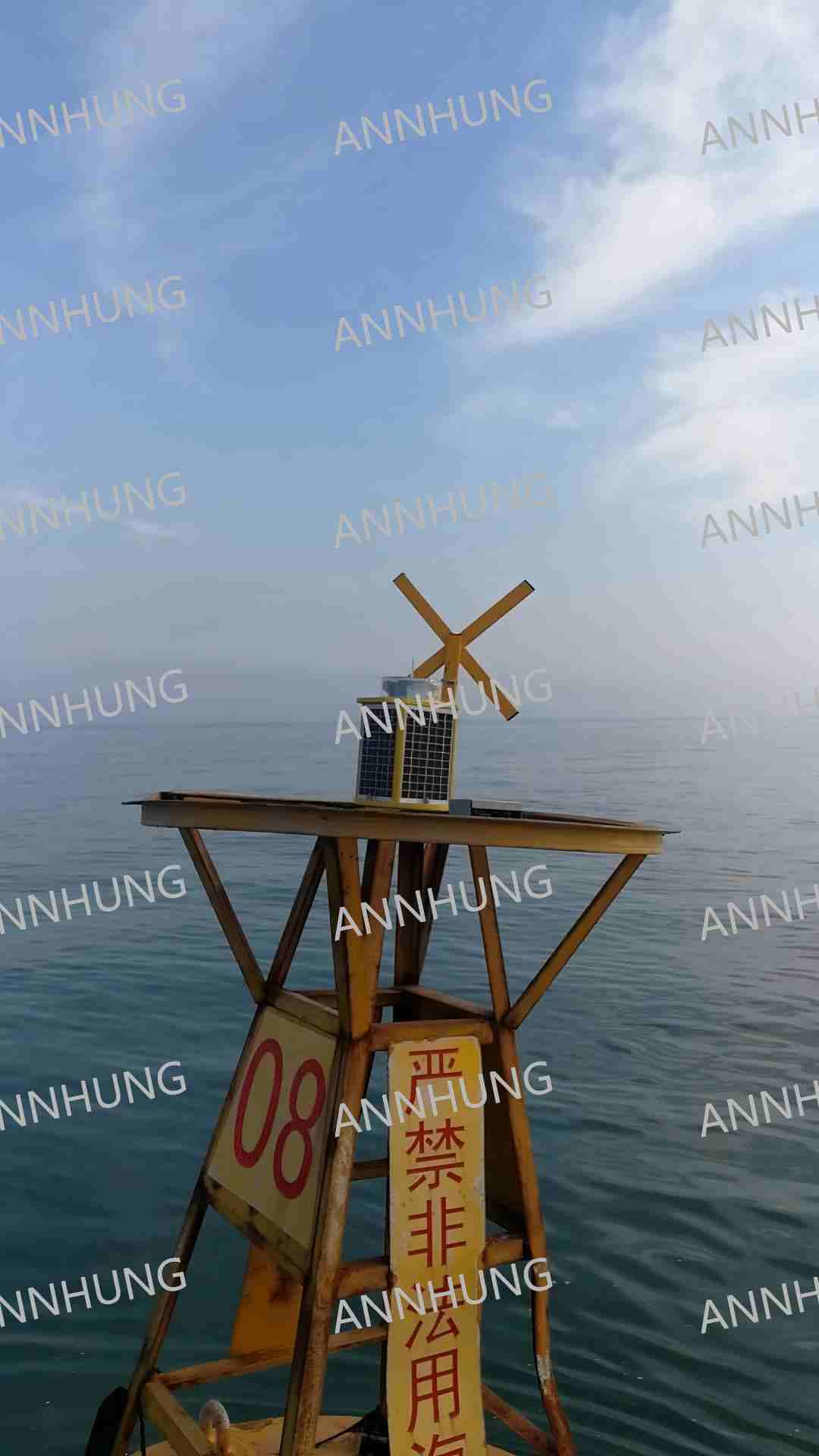 กรณี บริษัท ล่าสุดเกี่ยวกับ Project Case Display of AH-ML-S7 LED Solar Powered Marine Lantern on Offshore Navigation Buoy 