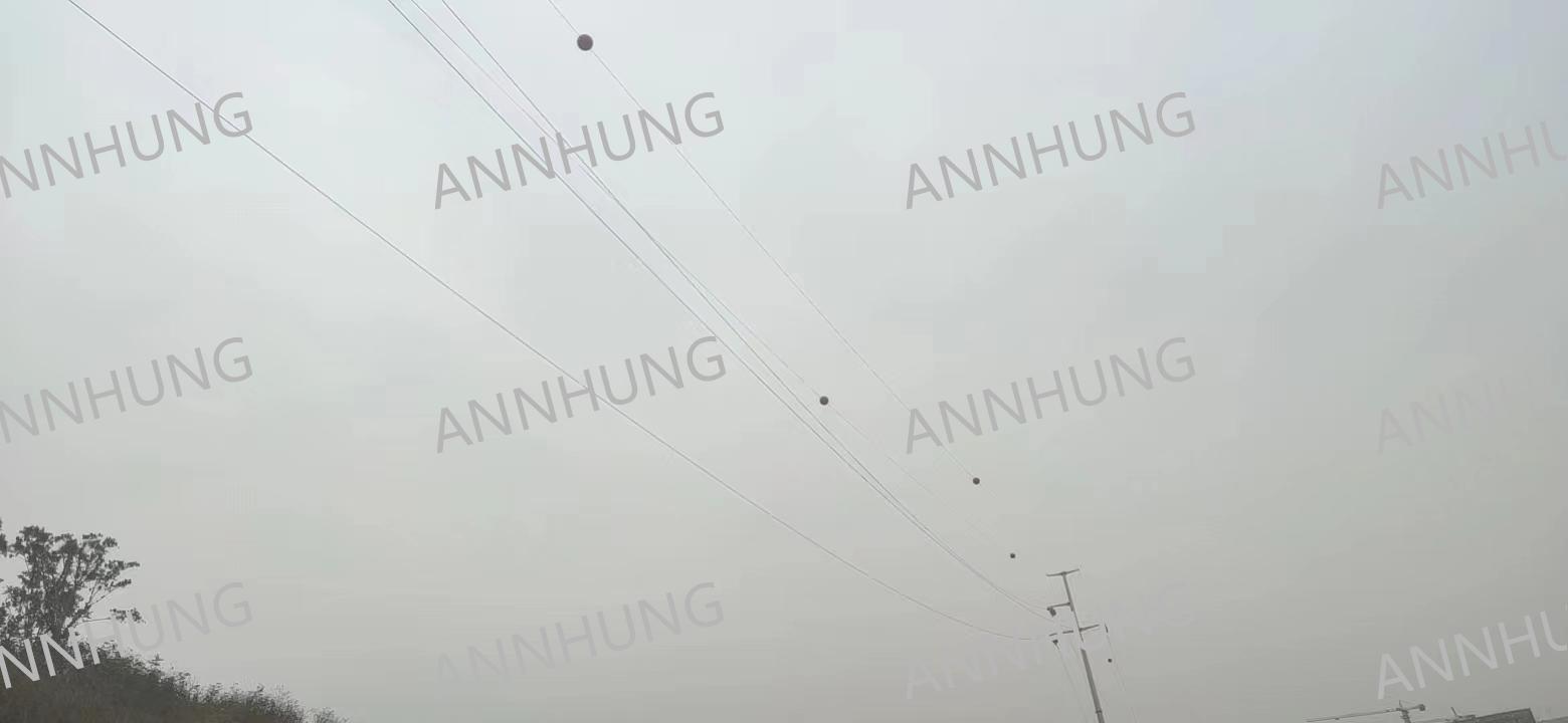 กรณี บริษัท ล่าสุดเกี่ยวกับ Aircraft Warning Sphere Installation Case: AH-AWS 600 mm Fiberglass Markers on High-Voltage Transmission Lines